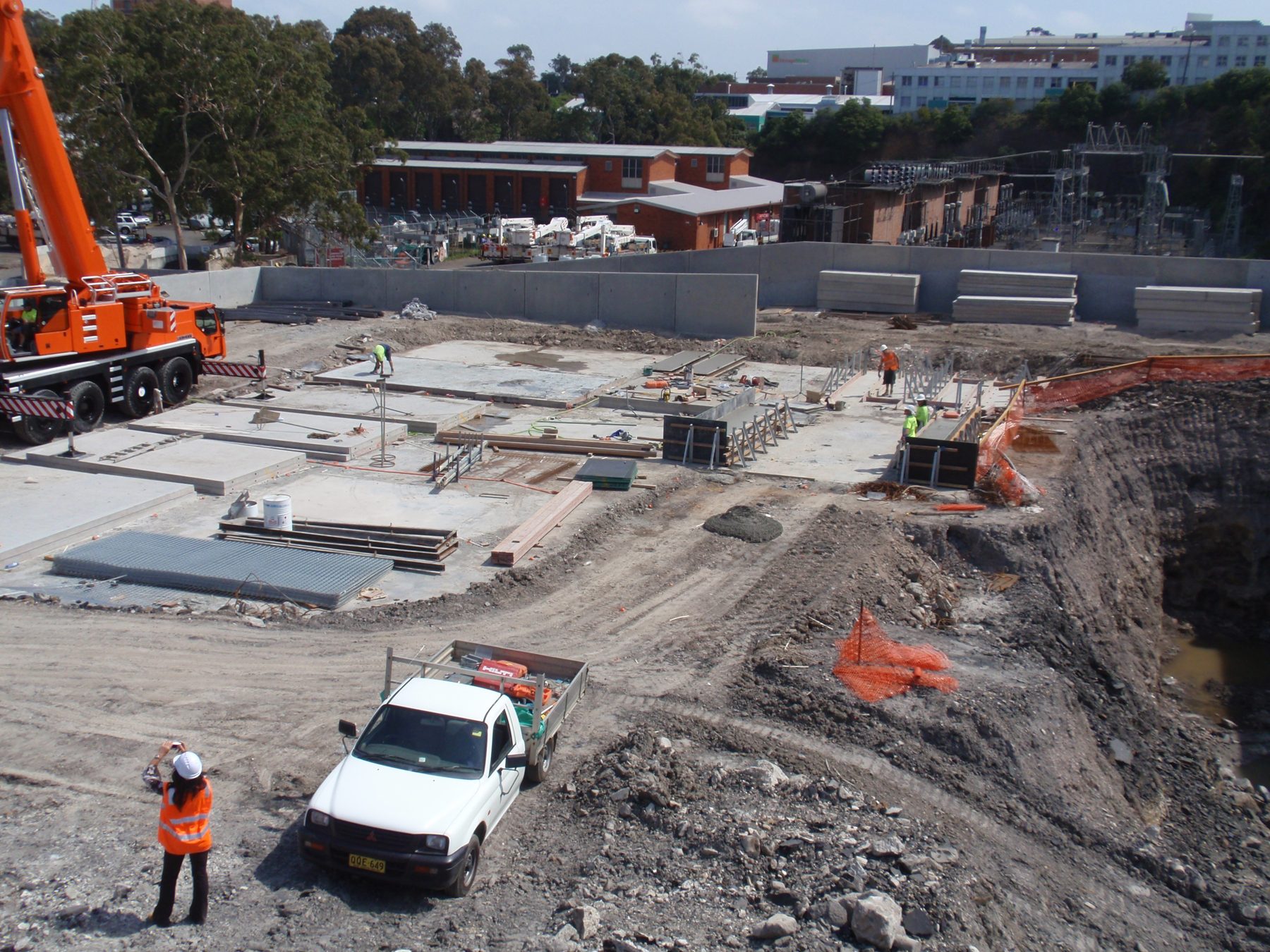 Site overview with crane and crew at Artamon