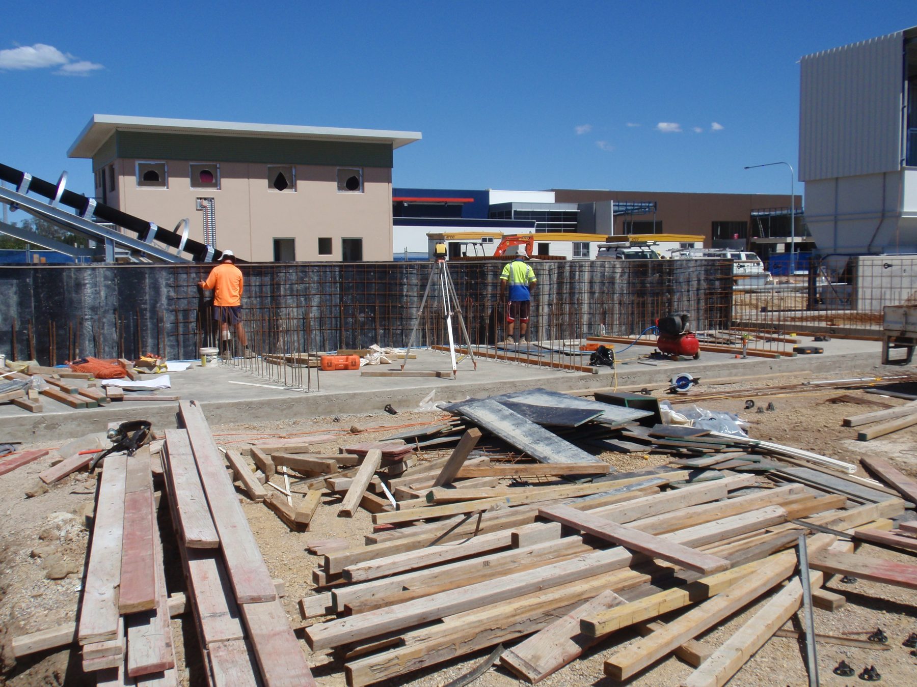 Formwork and reinforcement for a pit and wall